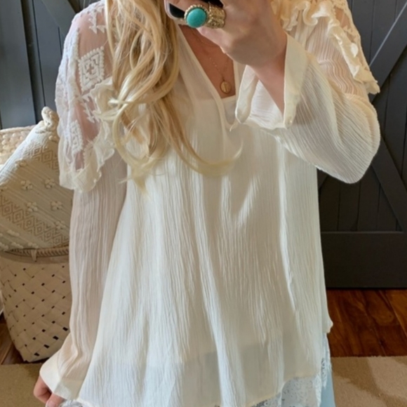 Figleaffashion Tops - 🙌3/$15🙌  Lace Shoulder Cream Top